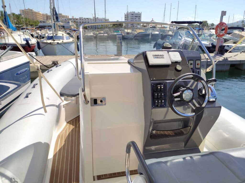 Location de bateau capelli 800 à Ibiza (3)