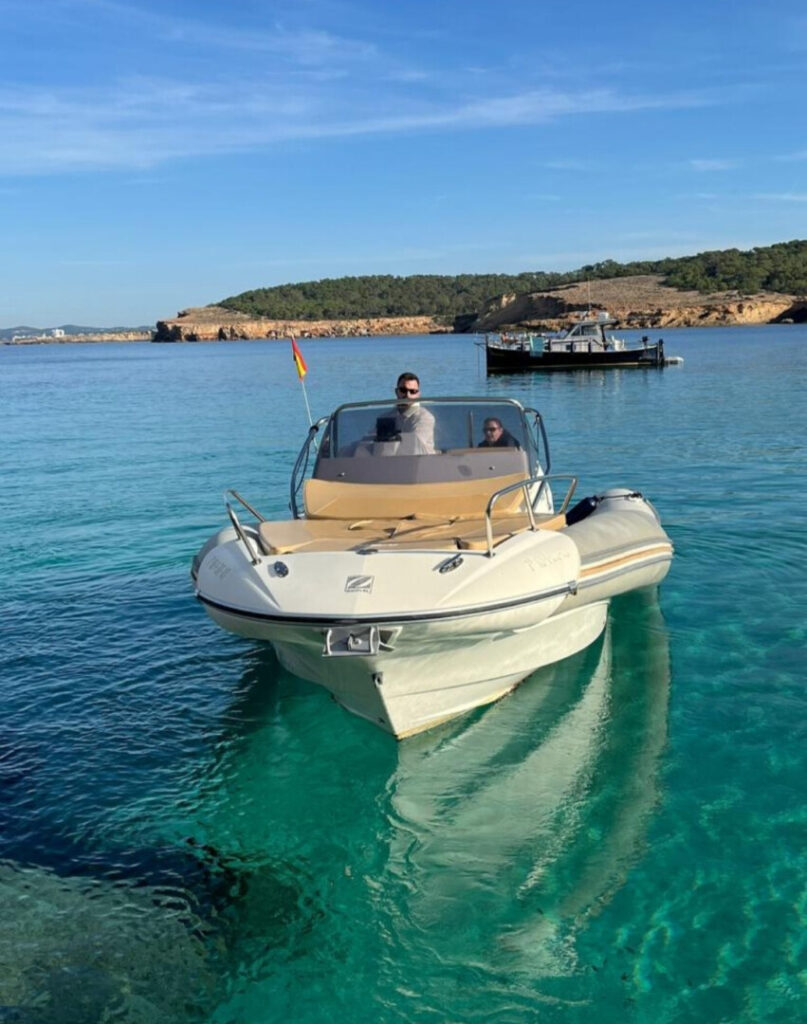 BOAT CHARTER IN ZODIAC NZO 700 4 HOURS