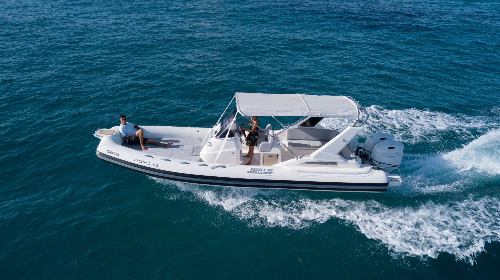 Location bateau Joker Clubman 28 à Ibiza avec vue sur mer turquoise