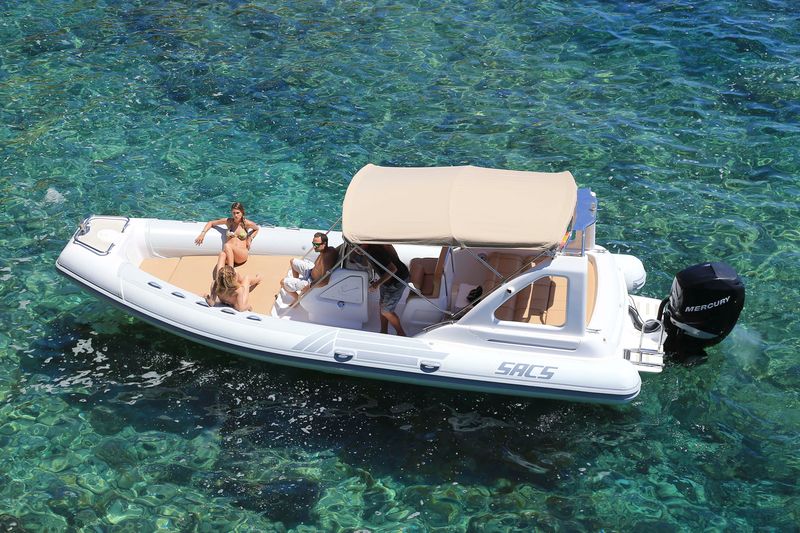 Bateau Sacs 25 Dream Luxe naviguant dans les eaux turquoises d’Ibiza