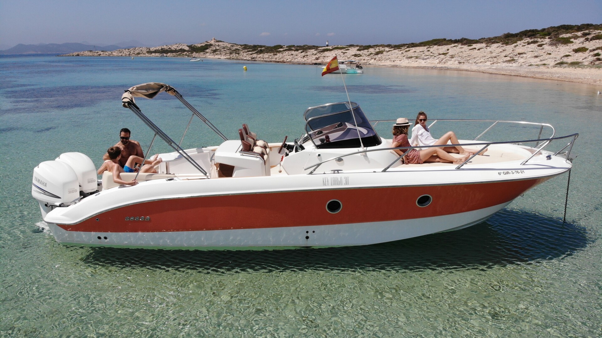 Bateau Sessa Key Largo 30 en location à Ibiza sur eaux turquoise