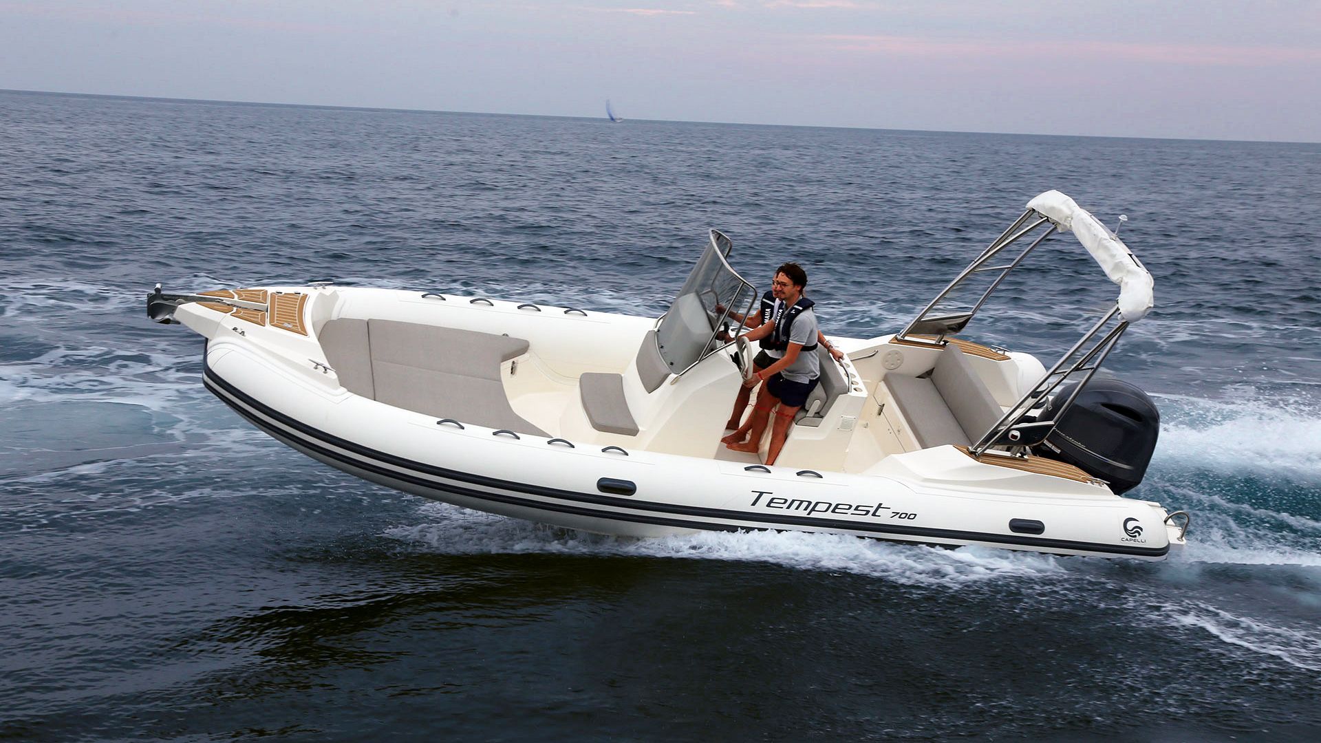 Barca Capelli Tempest 700 che naviga al largo di Ibiza