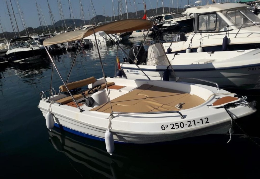 Dipol 450 boat rental in Ibiza for 5 people, no license required, fuel included