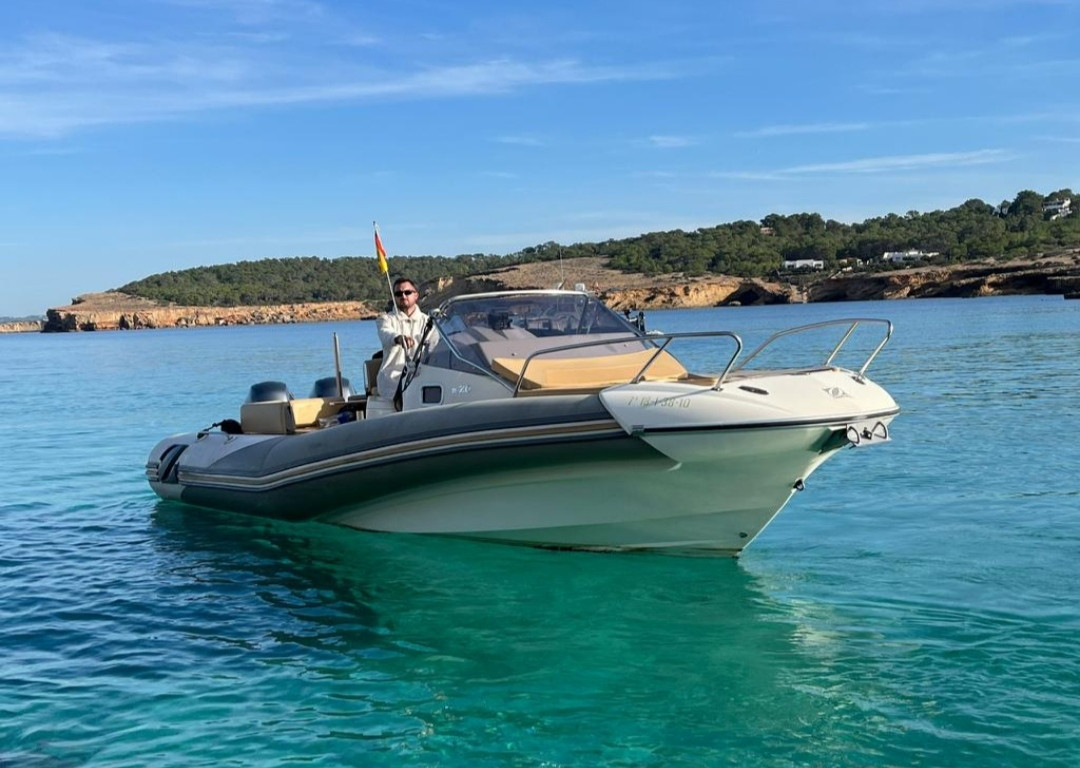 HIRE A BOAT IN ZODIAC NZO 700 8 HOURS