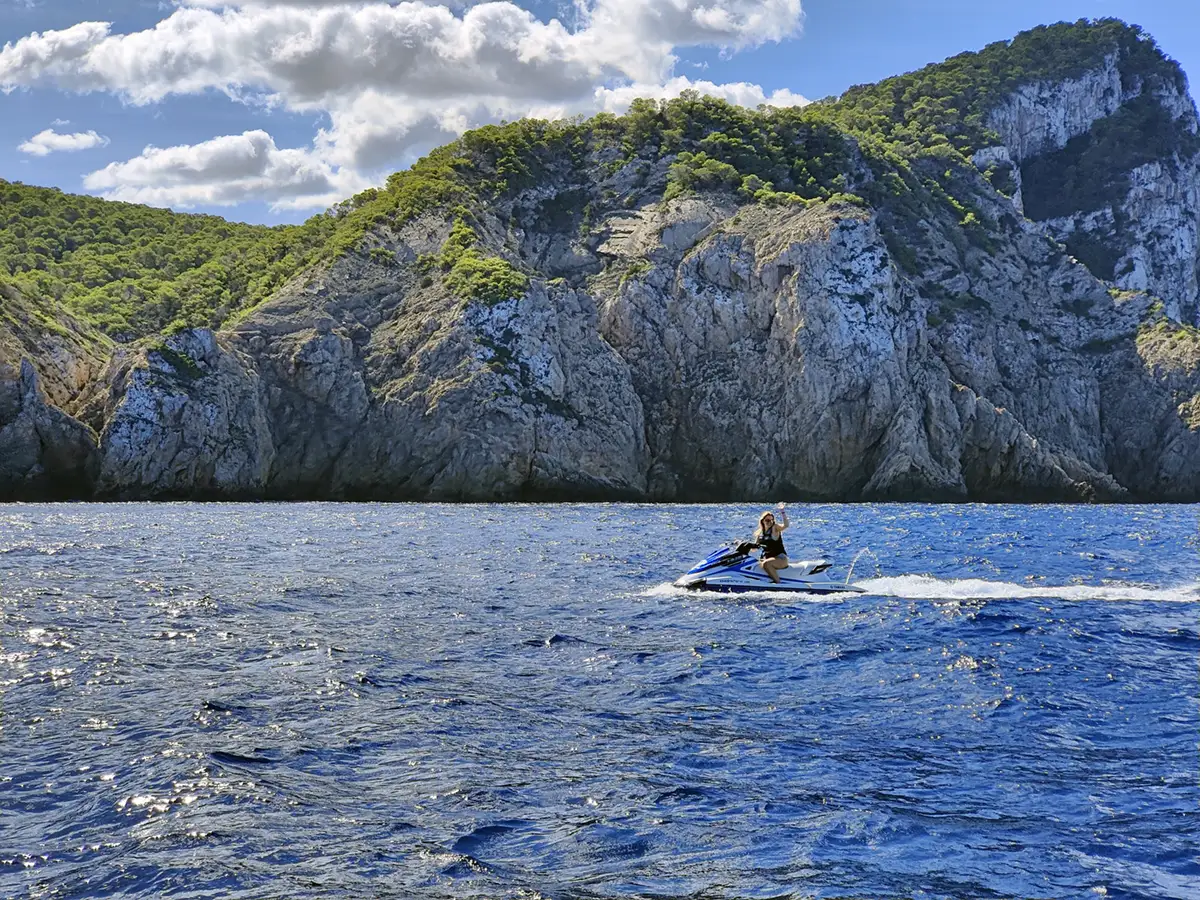 Location de jet ski à Ibiza avec vue sur Cala Aubarca