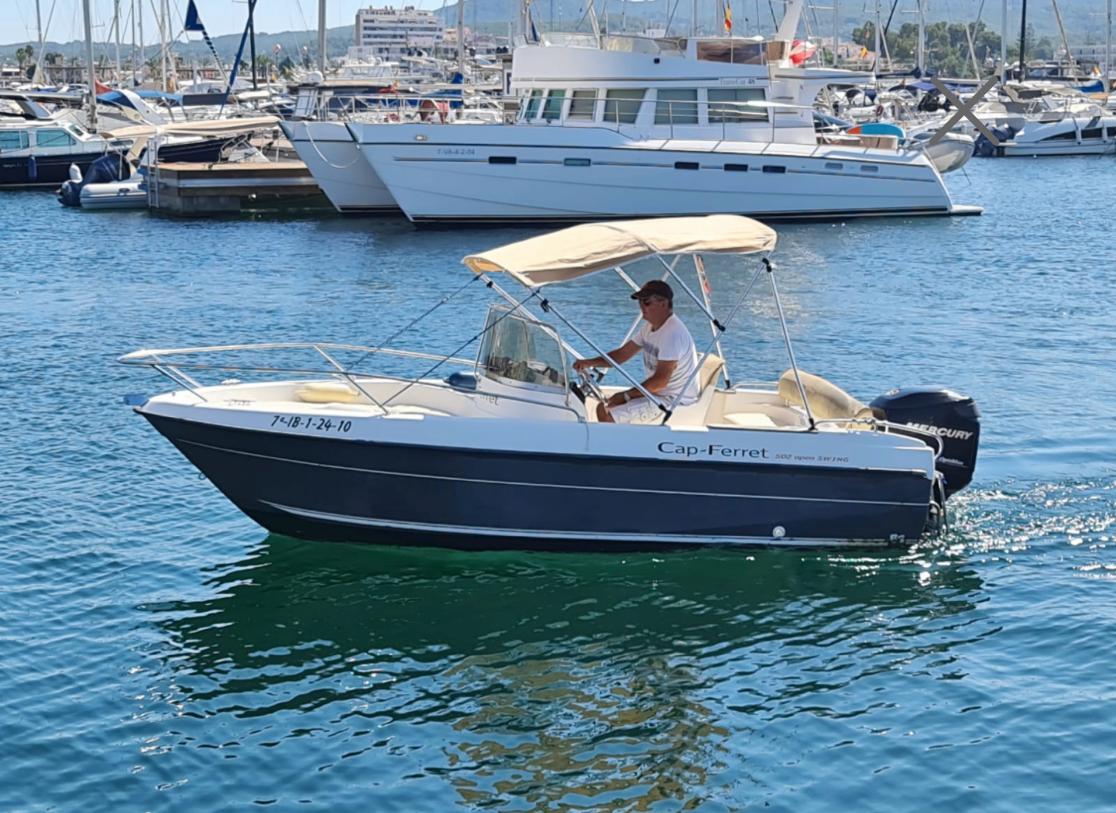 Bateau Cap Ferret 550 naviguant dans les eaux turquoise d’Ibiza