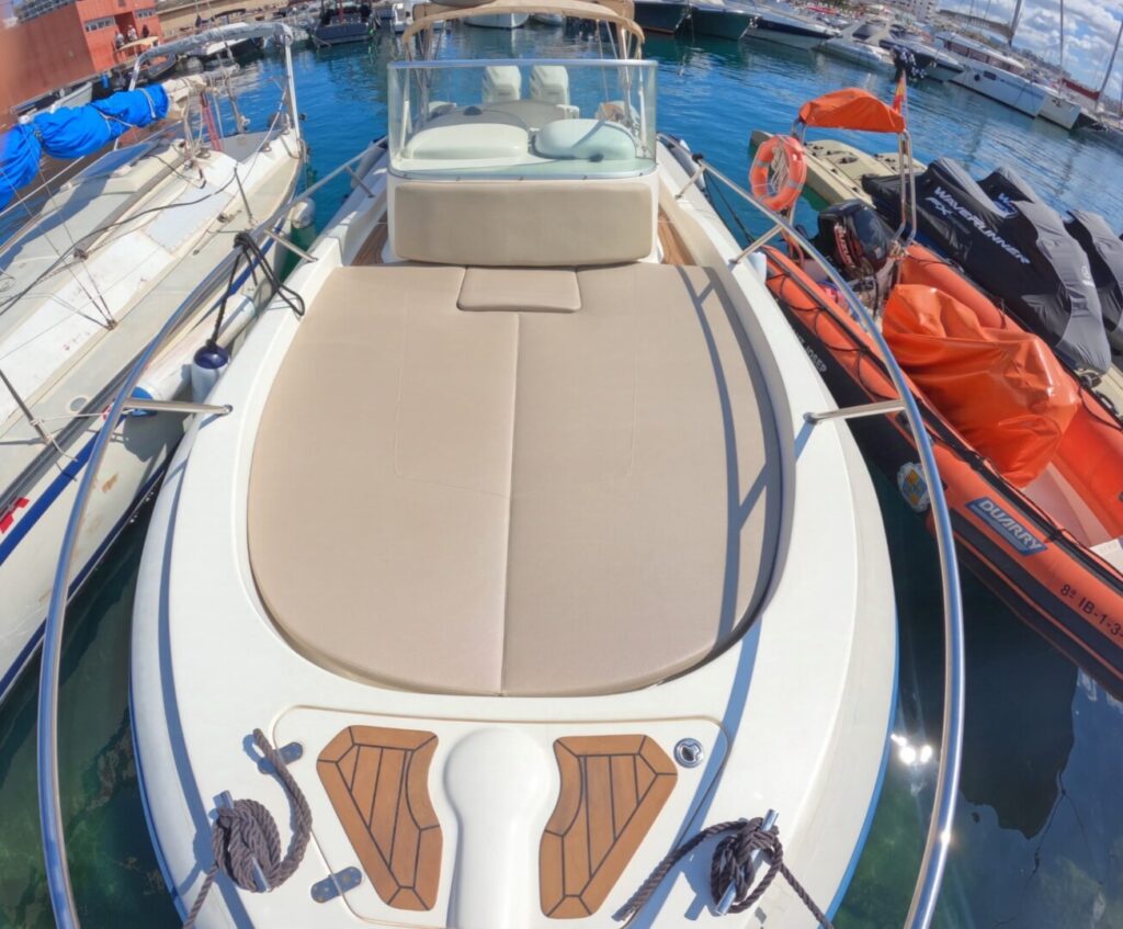 Location de bateau pour 4 heures à Ibiza, Capelli Tempest 900.