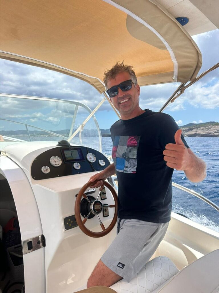 Location de bateau pour 4 heures à Ibiza, Capelli Tempest 900.