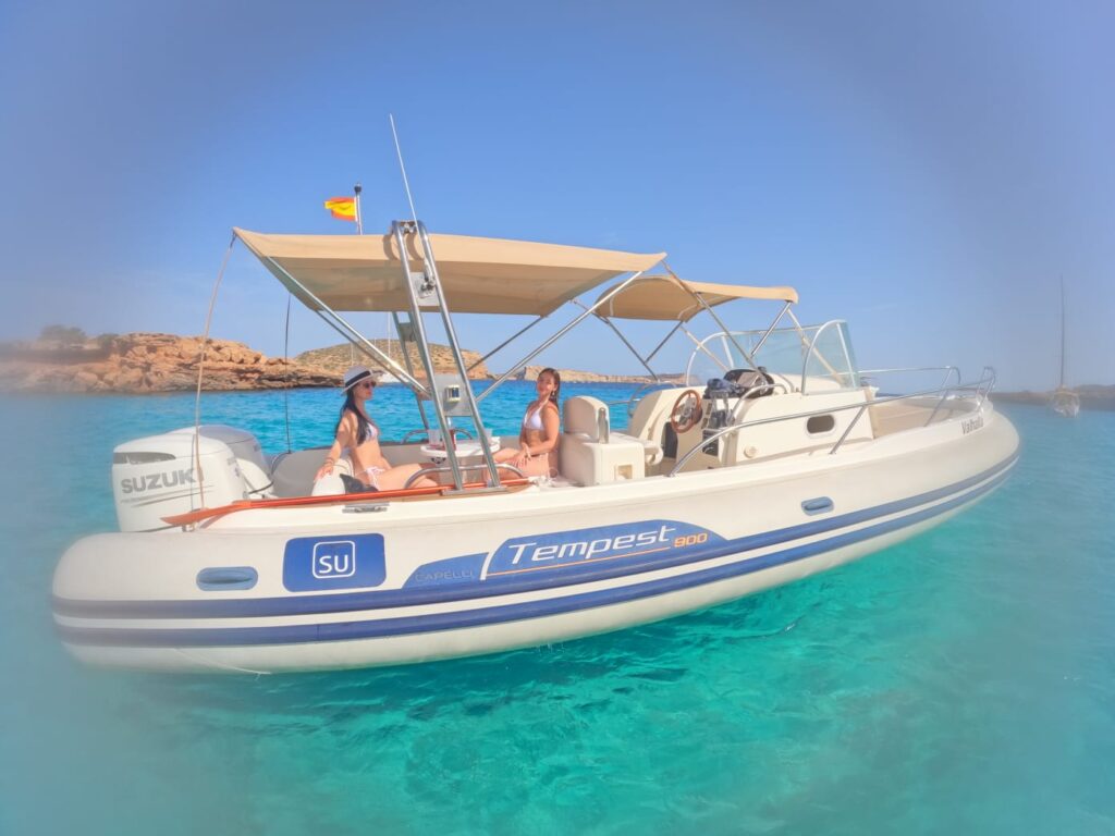 Location de bateau pour 4 heures à Ibiza, Capelli Tempest 900.