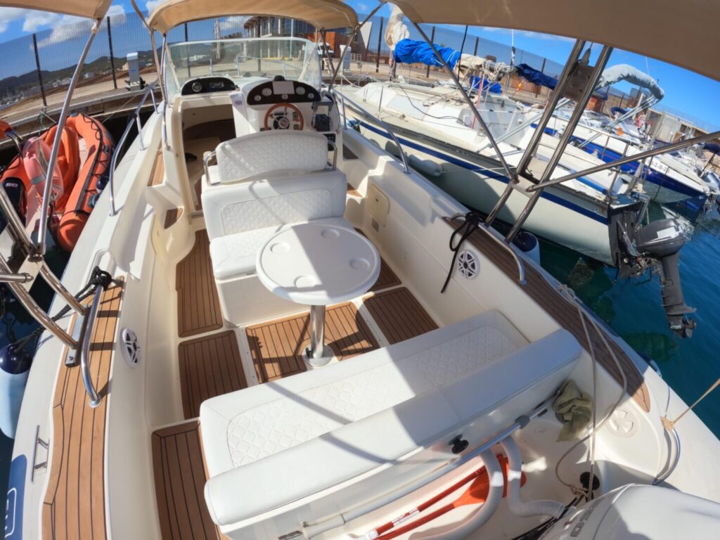 Location de bateau pour 4 heures à Ibiza, Capelli Tempest 900.