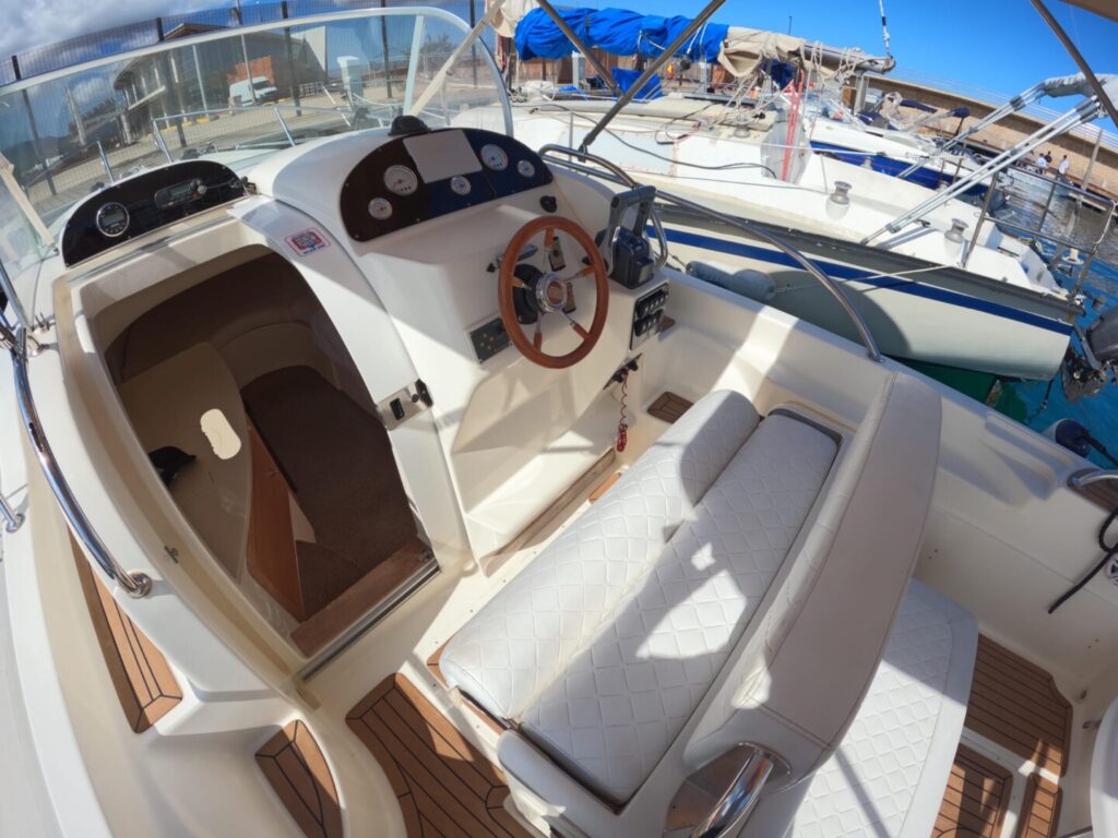 Location de bateau pour 4 heures à Ibiza, Capelli Tempest 900.