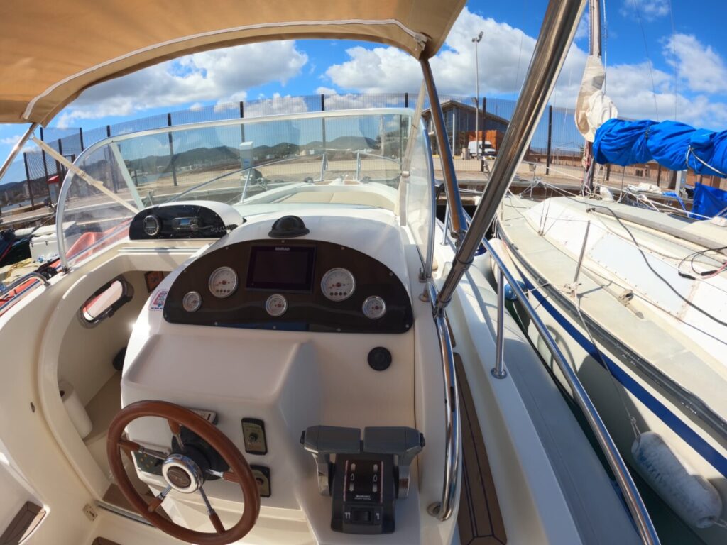 Location de bateau pour 4 heures à Ibiza, Capelli Tempest 900.