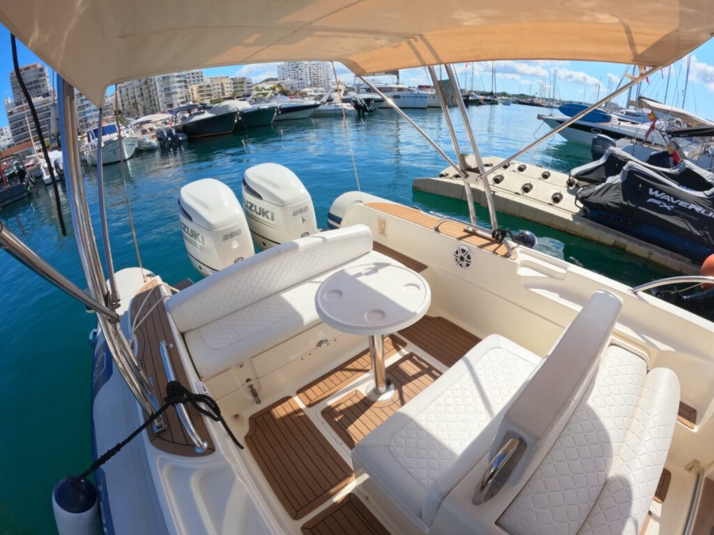 Location de bateau pour 4 heures à Ibiza, Capelli Tempest 900.