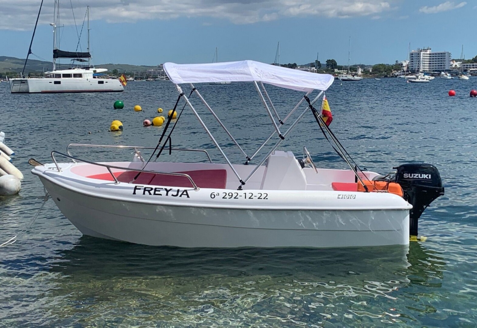 Bateau stable sans permis à Ibiza pour 4 personnes, idéal pour explorer les plages et criques de l'île.