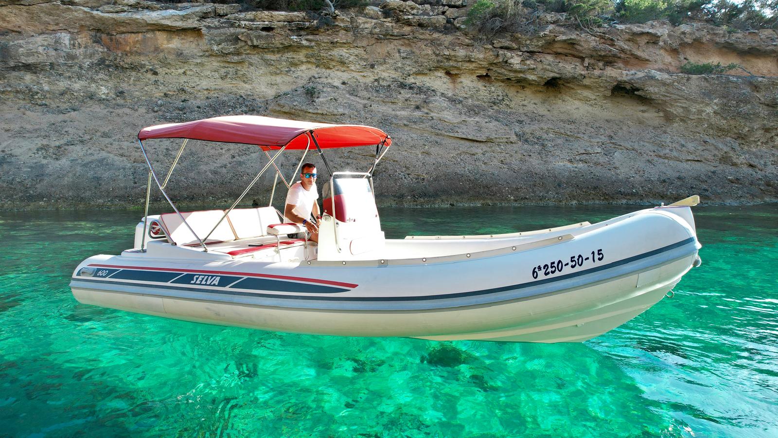 Le Selva 600 dans les eaux truquoises d´Ibiza