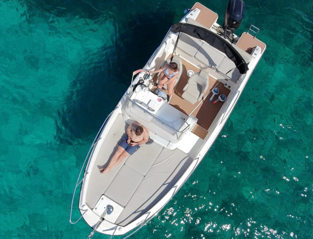 Location de bateau à Ibiza pour 8 heures, Quicksilver 675.