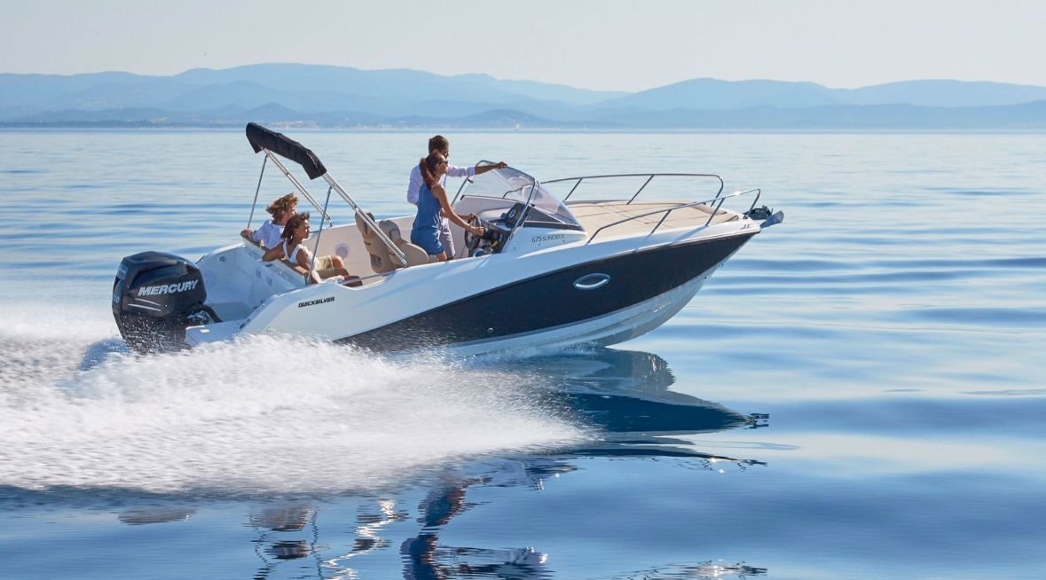 Bateau Quicksilver 675 naviguant dans les eaux turquoises d’Ibiza