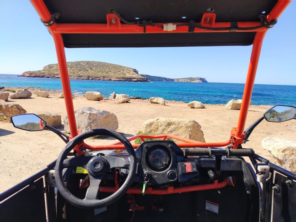 Intérieur du buggy de location à Ibiza, volant et tableau de bord