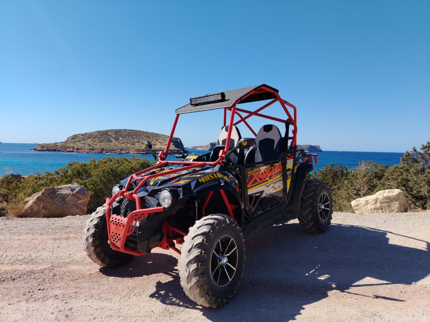 Buggy a noleggio a Ibiza con vista sul mare